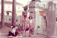 父の秘書Mrs.ハント女史と