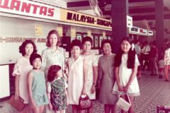 帰国の折ティラー夫人と日本人のスタッフのご家族（FA0）と