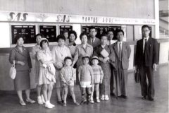 日本の人工授精を（故）田口先生はじめ多くの共同研究者の方々に見送られ、旧羽田空港からヨーロッパへ　和出氏、瑞穂氏