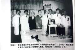 慶応義塾大学大学部産婦人科学教室の研究室にて